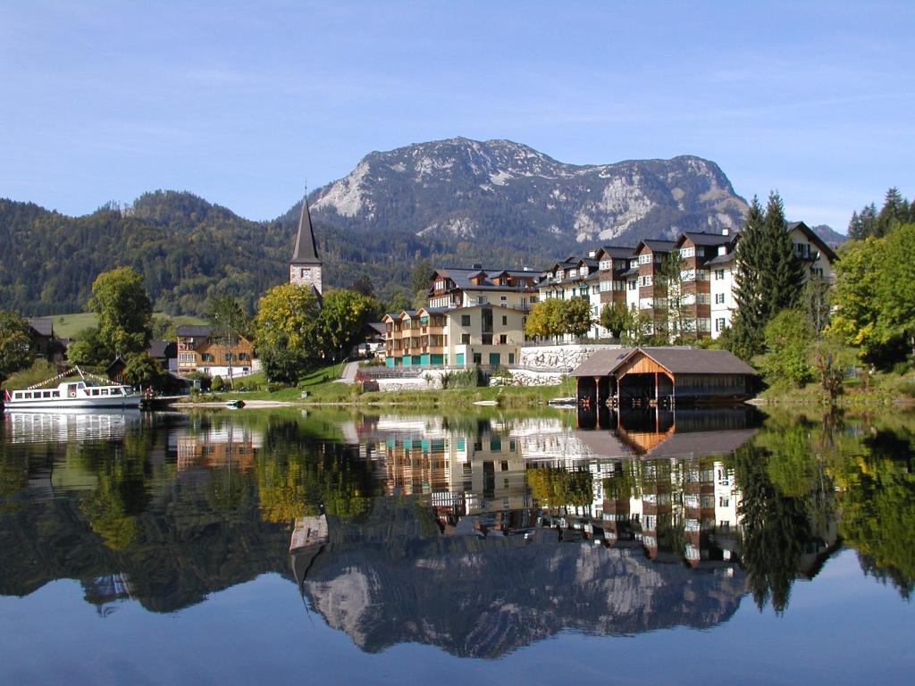 阿尔陶塞Hotel am See - Seeresidenz的湖上的一个小镇,山底下