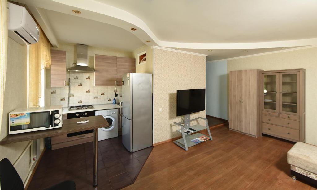 鄂木斯克Omsk Sutki Apartments Krasny Put 67的一间厨房,里面配有不锈钢冰箱