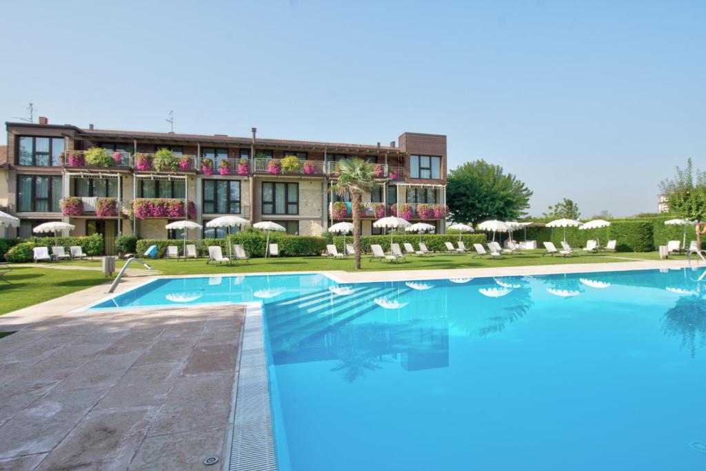 维罗纳Cà dell'Orto Rooms & Apartments的大楼前设有游泳池的酒店