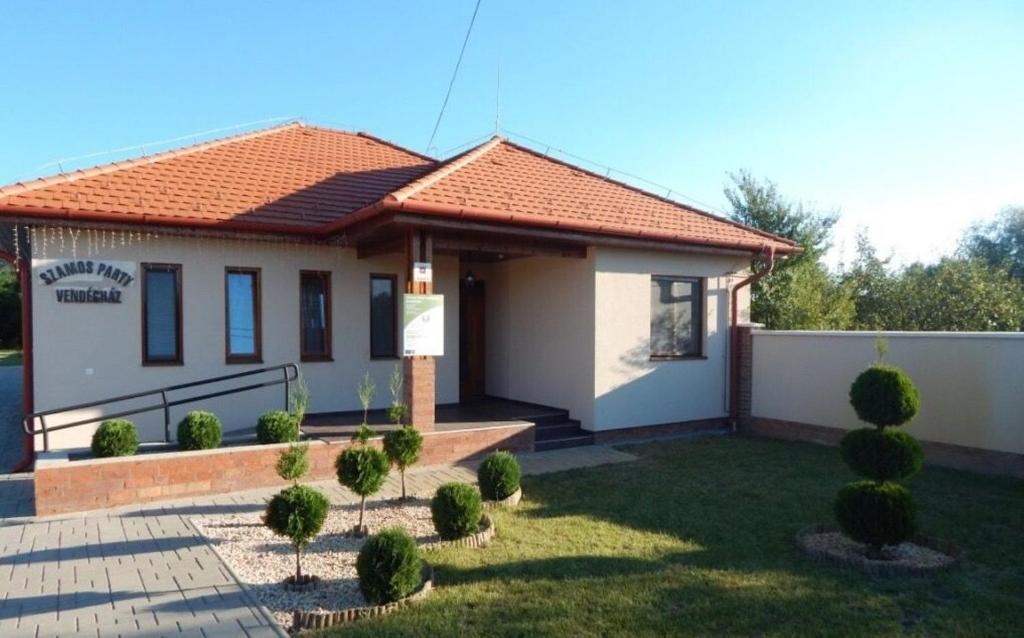 OlcsvaSzamos-Party Vendégház的一座白色的小房子,设有栅栏和院子
