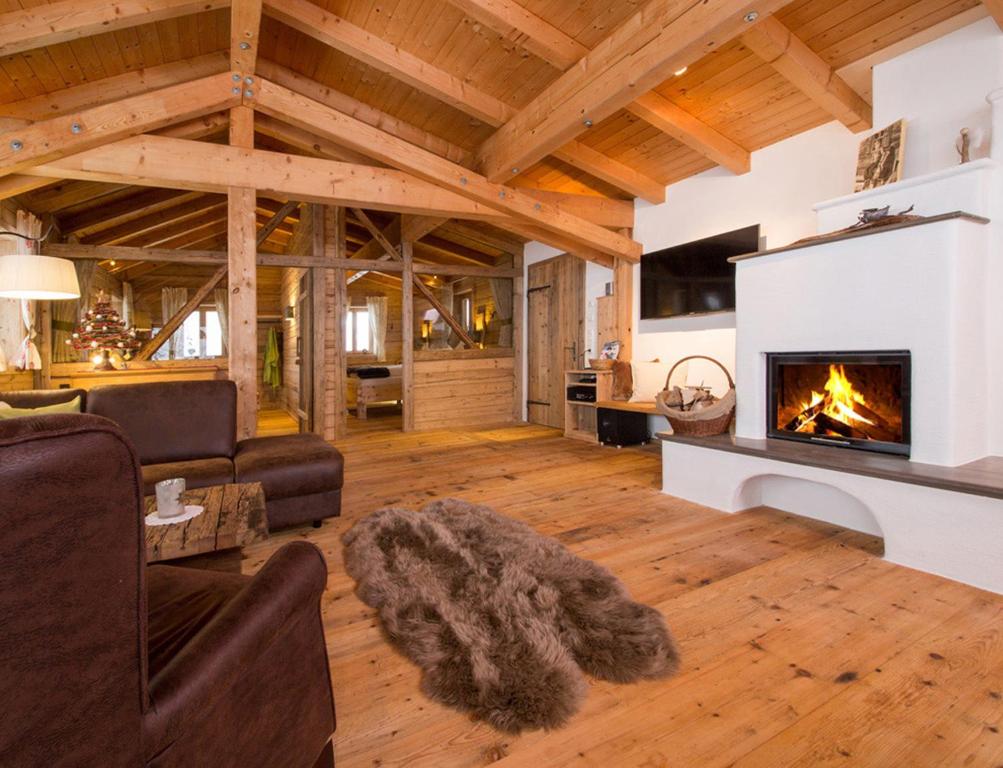 普法尔韦尔芬Chalet Lärchenzipf的小木屋内带壁炉的客厅