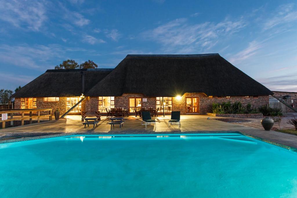 TouwsrivierA-1 Njalo-NjaloSafari´s的一座带游泳池的度假村,位于一座建筑前