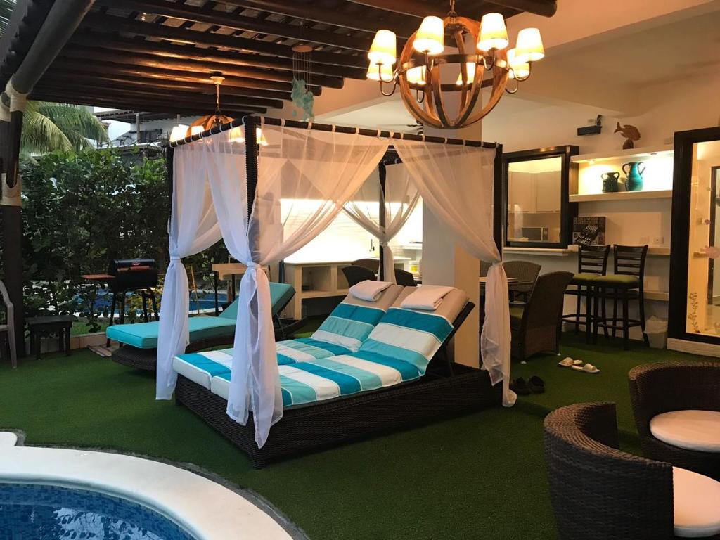 蒙特里科Villas Aqua Los Cabos的一间卧室设有一张位于游泳池旁的天蓬床