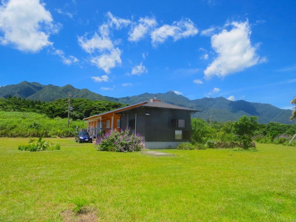 屋久岛屋久岛橙色小屋的山地房子