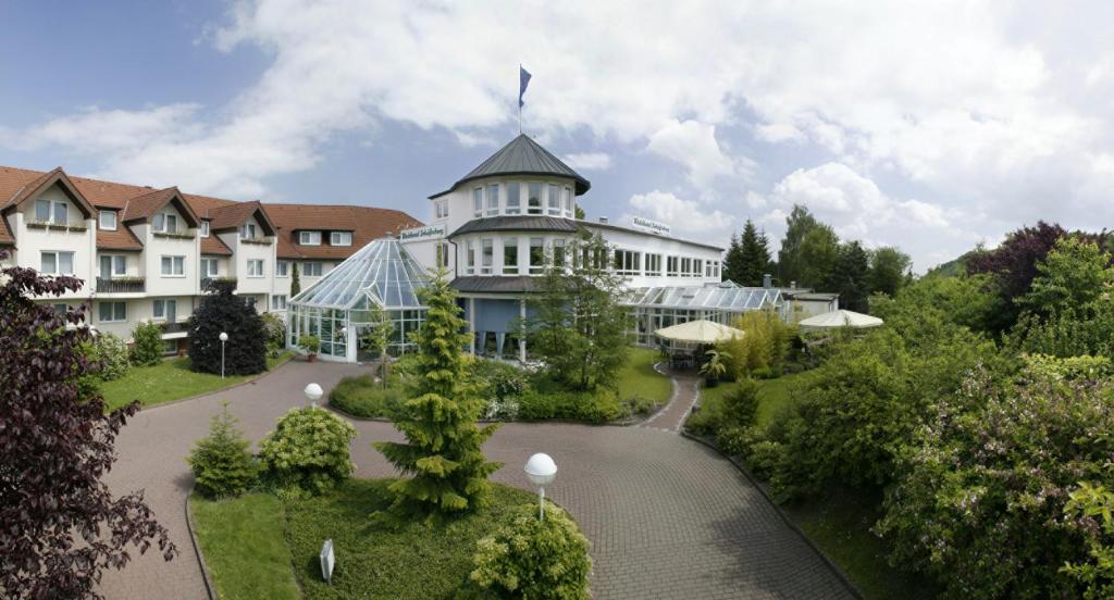 埃斯彭瑙瓦尔德斯艾弗贝格酒店的一座白色的大建筑,设有钟楼