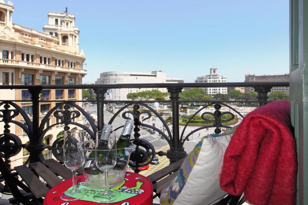 巴塞罗那希内夫拉酒店的阳台配有带酒杯的桌子