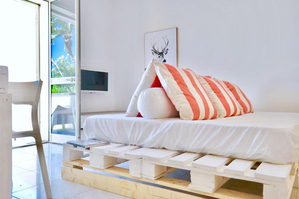 阿茨特雷扎Villa Alba的一张带枕头的木凳床