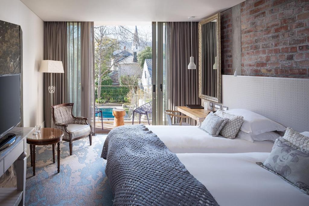 斯泰伦博斯欧德沃夫酒店的酒店客房设有一张床和一个大窗户