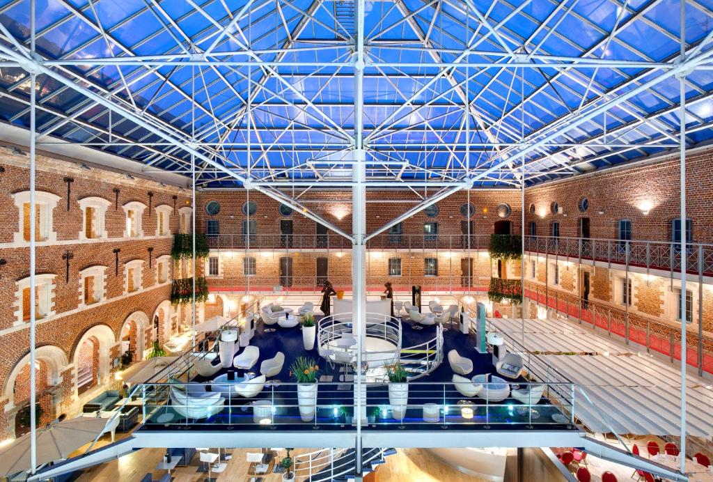 里尔联盟酒店的一座带玻璃天花板和游泳池的大型建筑