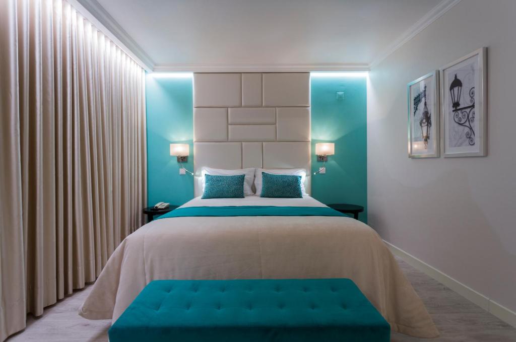奥比多斯Josefa D`Obidos Hotel的一间卧室配有一张蓝色调的大床