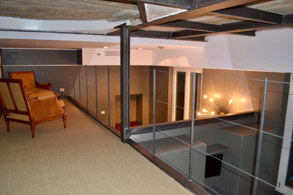 米兰Carducci 2 - Charming & Cozy Apartment的大楼内的房间,配有椅子和书桌