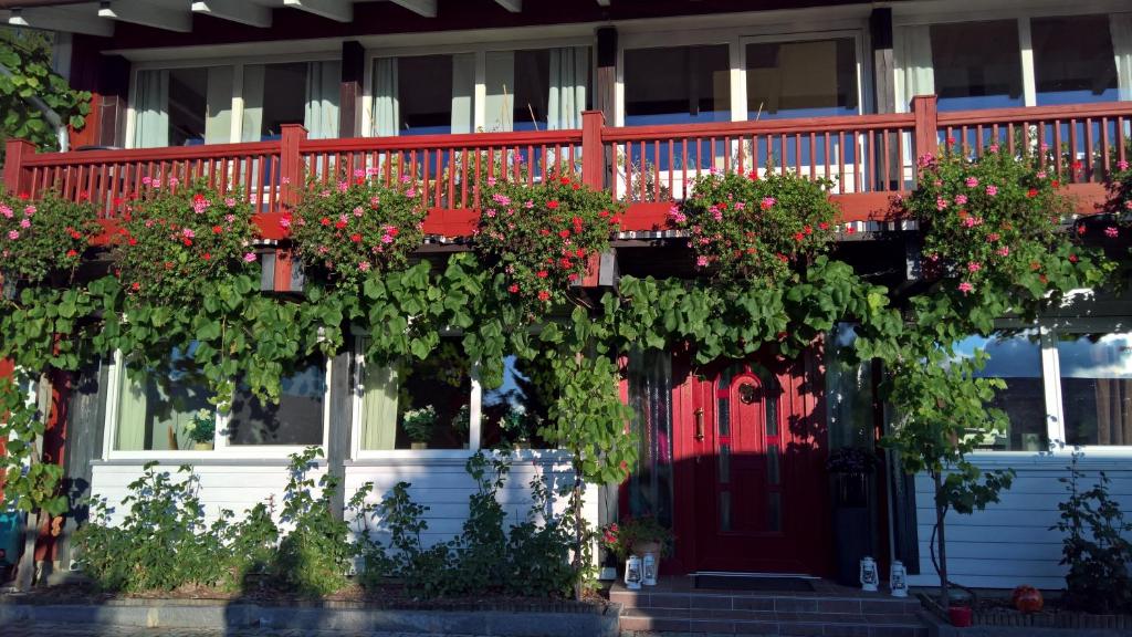 HaibachFamilienzimmer Bastian的一座房子,上面有红色的门和鲜花