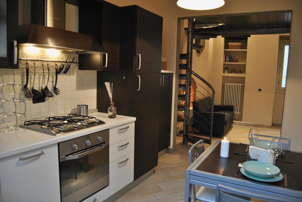 皮斯托亚Appartamento i Fabbri的厨房配有炉灶和台面
