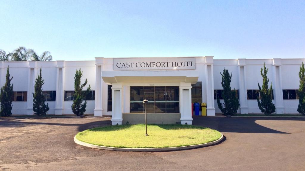 ParanaíbaCast Comfort Hotel的一座建筑,上面标有东边舒适酒店的标志