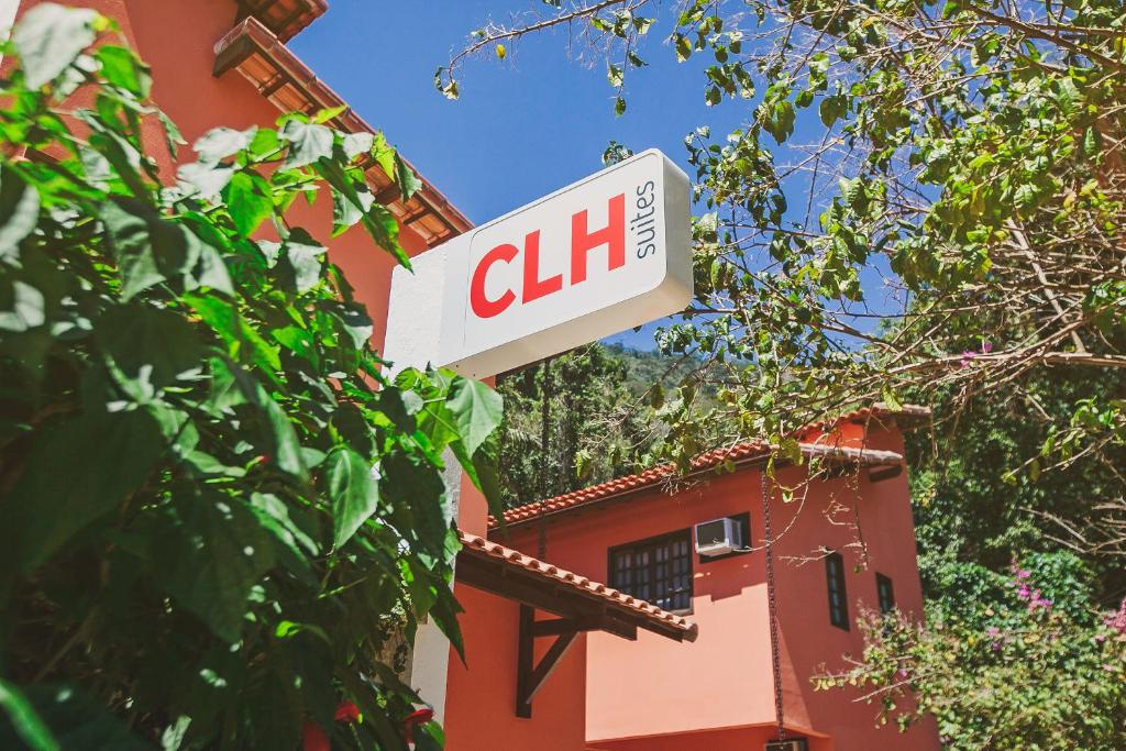 阿布拉奥CLH Suites Ilha Grande的建筑物一侧的线条标志