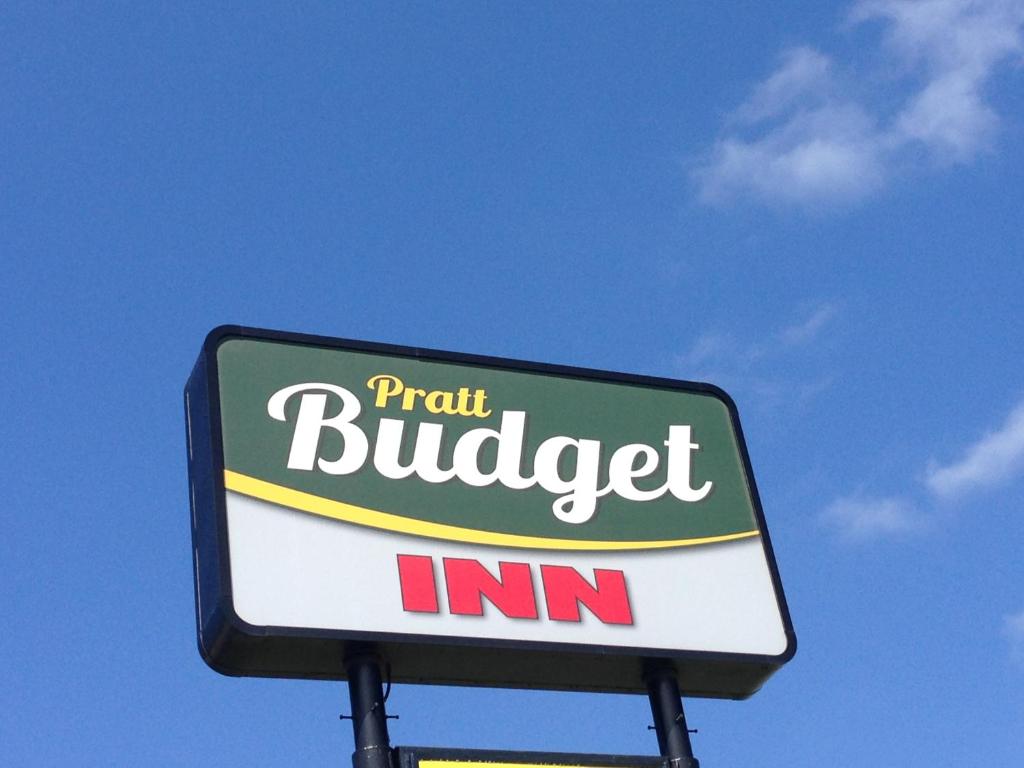 PrattPratt Budget Inn的商店顶部的斑块标记