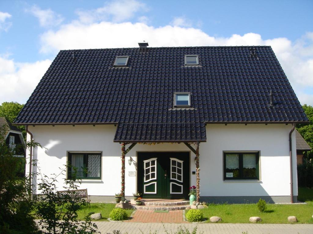 宾茨Haus OF的黑色屋顶的白色房子