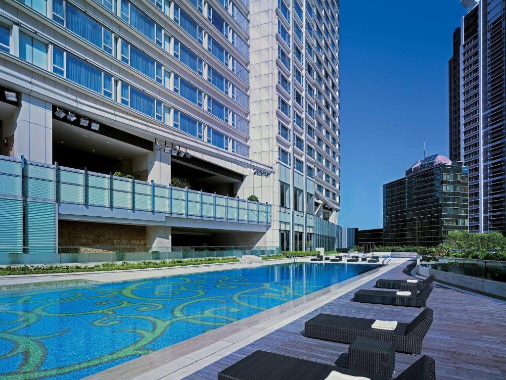 香港香港尖沙咀凯悦酒店的一座建筑物中央的游泳池