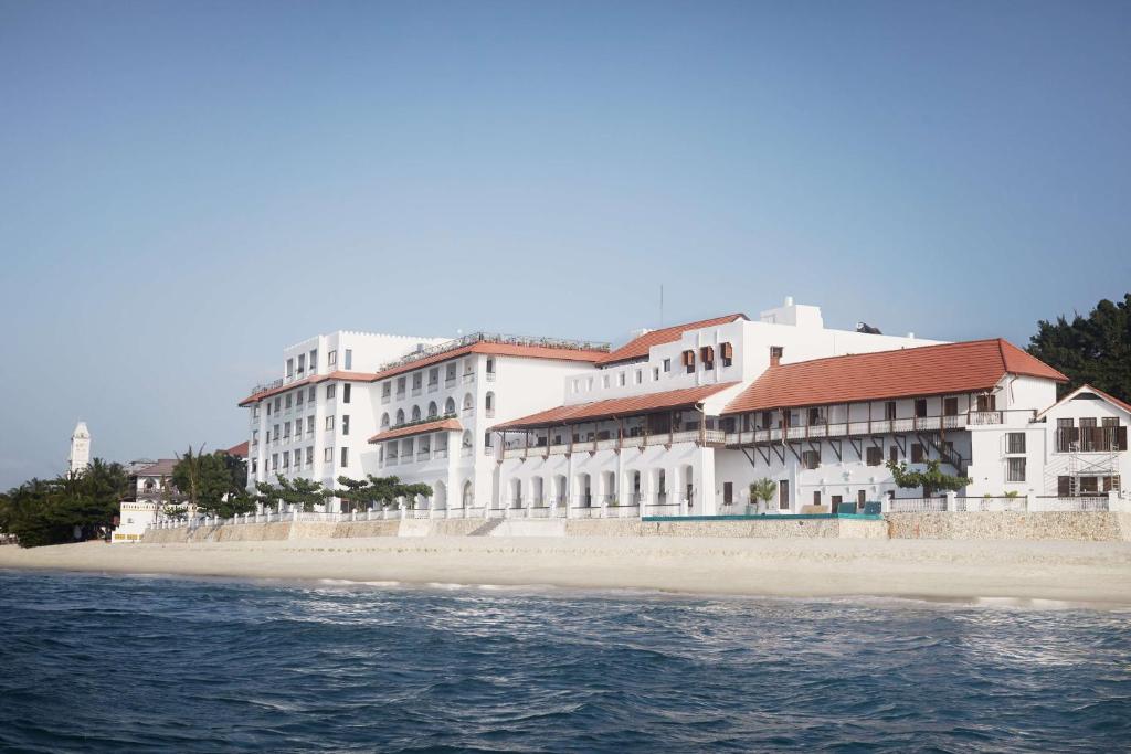 桑给巴尔柏悦桑给巴尔酒店的海边的白色大建筑