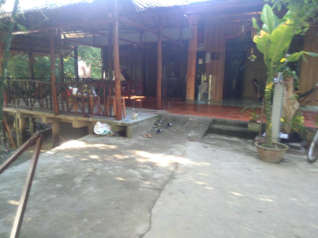 永隆Homestay Ngoc Sang的享有房屋外景,设有浴缸