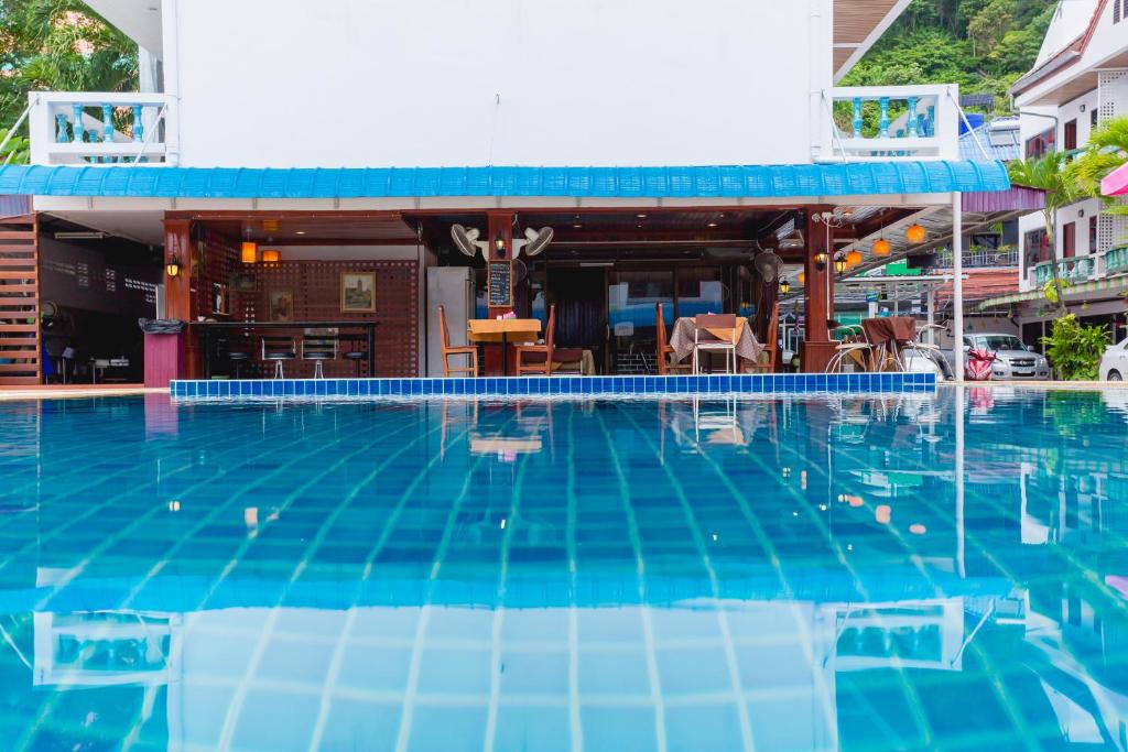 Rabbit Mansion Patong - SHA Plus内部或周边的泳池