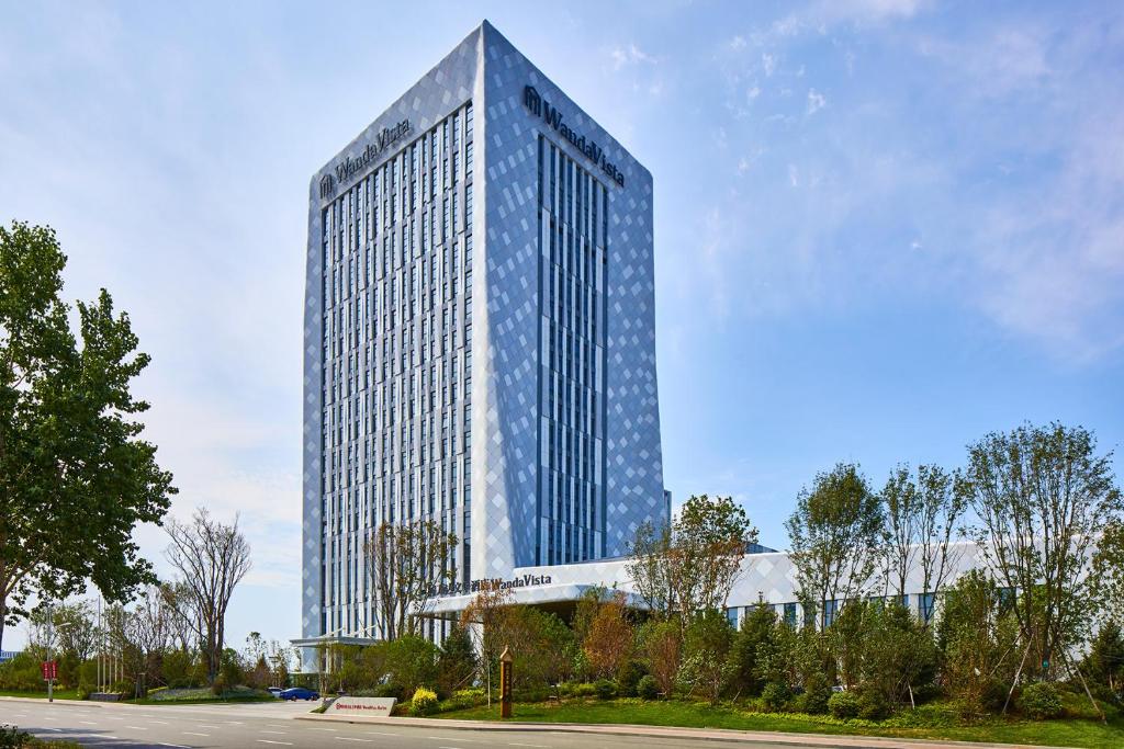 哈尔滨哈尔滨融创万达文华酒店的一座高大的建筑,有很多窗户
