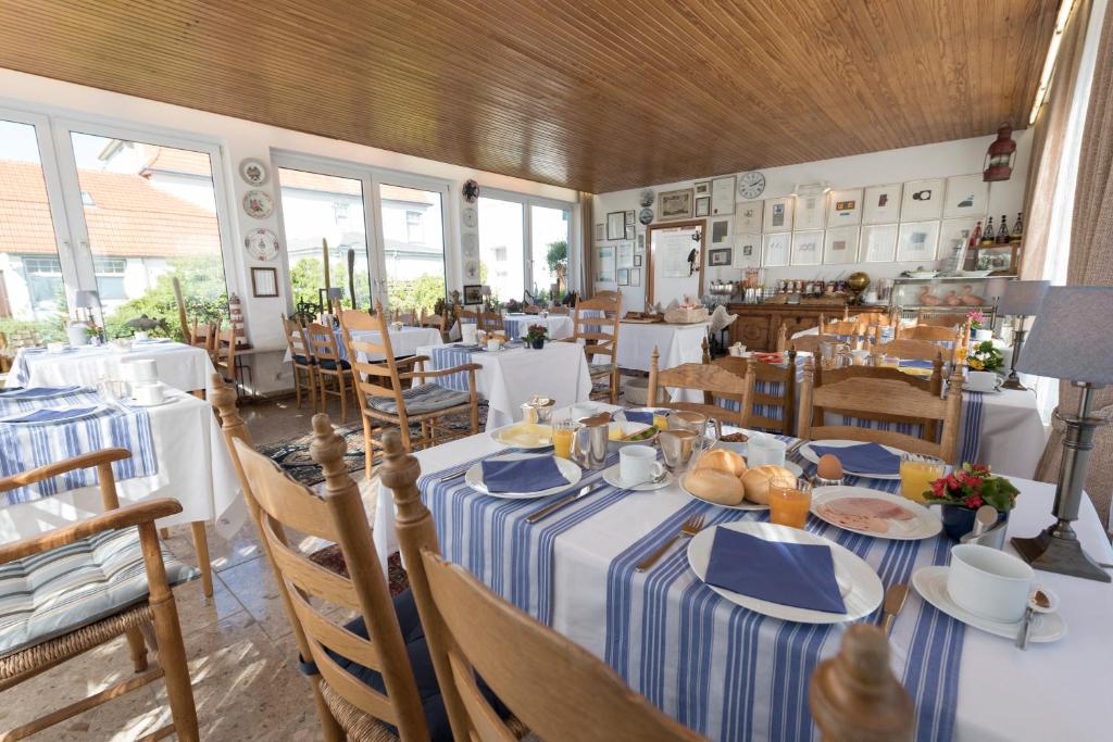 万根沃格阿特兰提卡伽尼酒店的一间用餐室,配有一张蓝白板桌