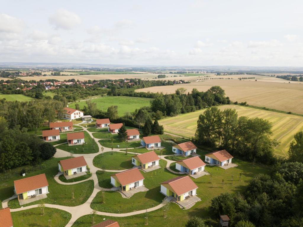 WeberstedtWaldResort的享有村庄的空中景致,设有房屋