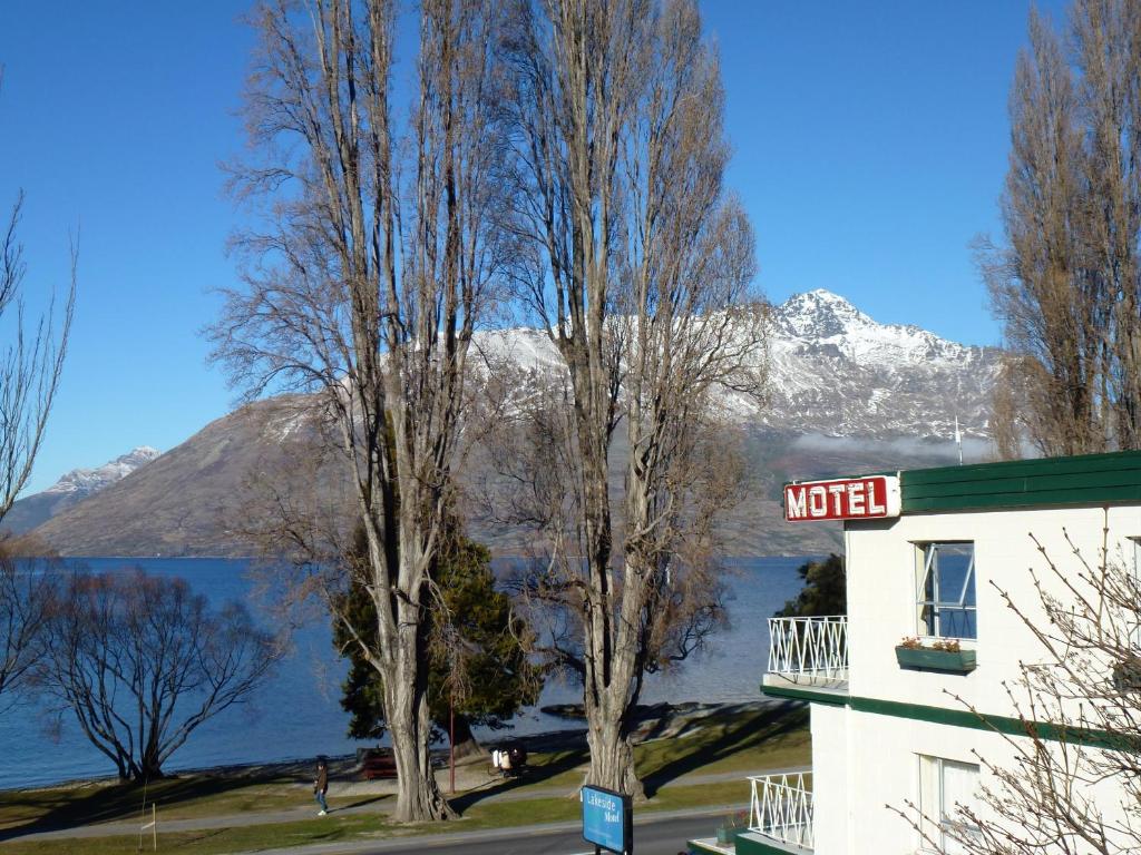 皇后镇湖畔汽车旅馆的酒店享有水景和山景