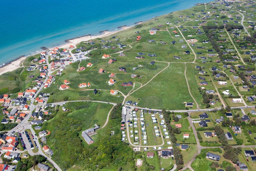 伦斯楚普Lønstrup Camping Cottages & Rooms的海洋旁岛屿的空中景观