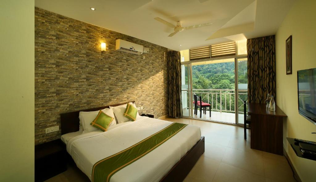 蒙纳Rivulet Resort的酒店客房设有一张床和一个阳台。
