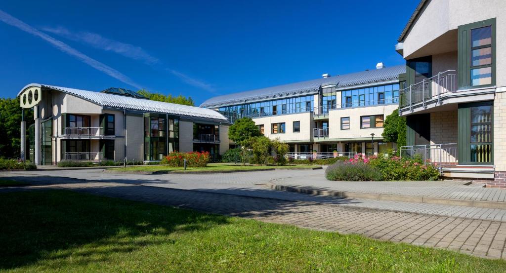 吕本瑙LEAG Konferenzcenter Schulungs- und Tagungshotel im Spreewald的校园里的一排建筑物