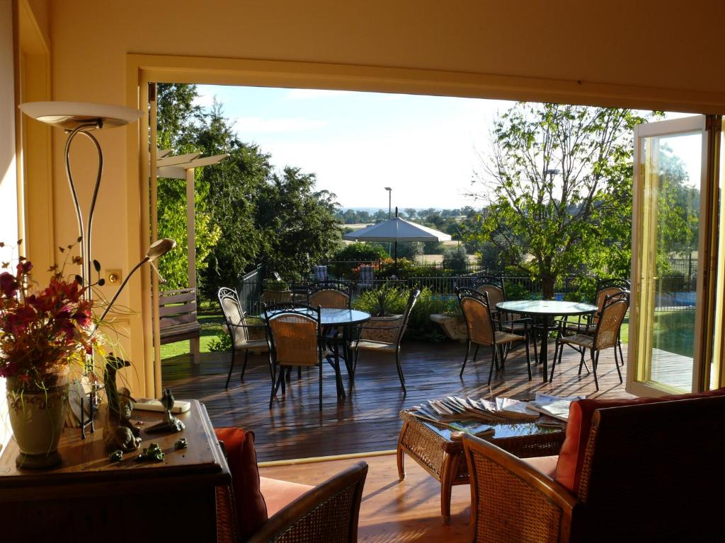 达博佩里科住宿加早餐旅馆的一个带桌椅的庭院和一个大滑动玻璃门