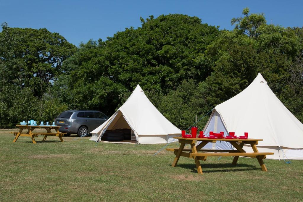 斯沃尼奇Herston Caravan & Camping的一组帐篷和野餐桌