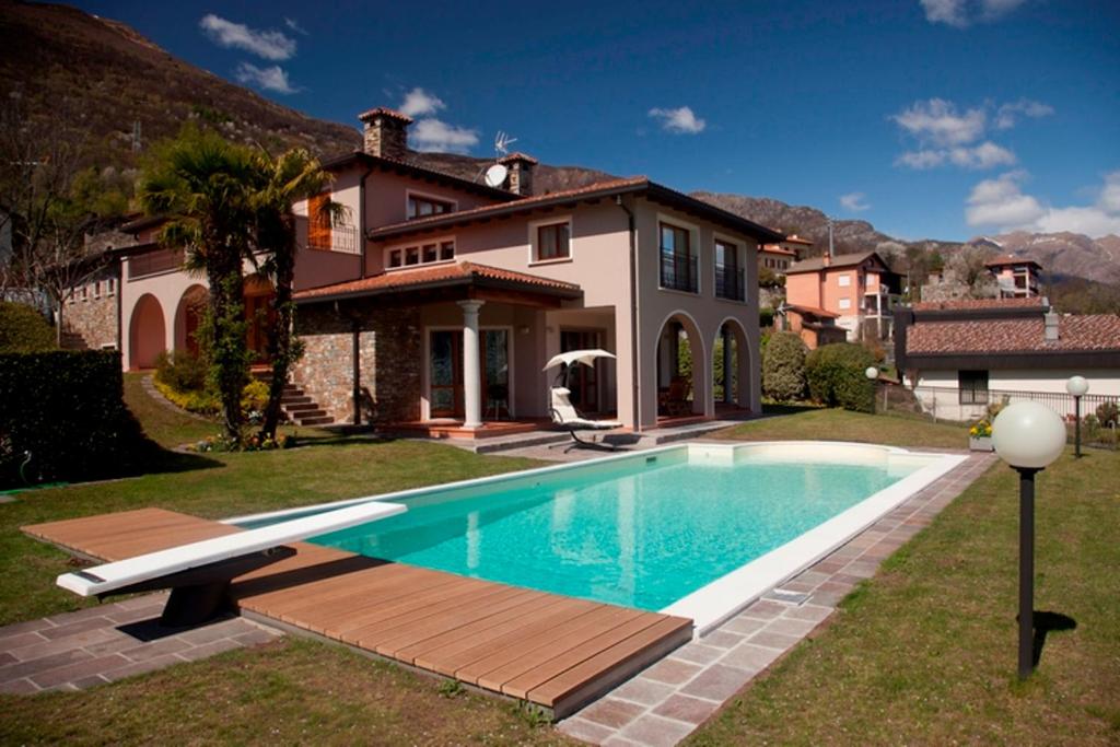 克雷米亚Villa Principessa的房屋前有游泳池的房子