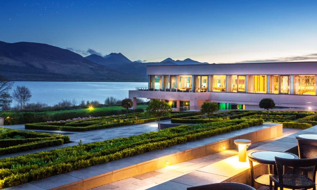 基拉尼欧罗巴假日酒店的享有湖泊和山脉景色的建筑