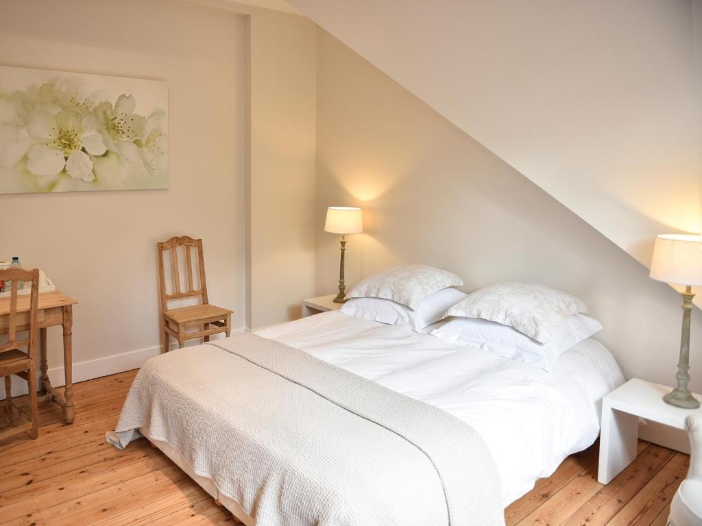 布鲁塞尔赛维住宿加早餐酒店的白色的卧室配有白色的床和一张桌子