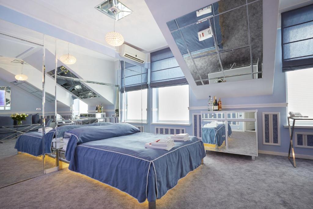 斯塔拉霍维采Hotel Senator Konferencje & SPA的一间卧室配有两张蓝色床单