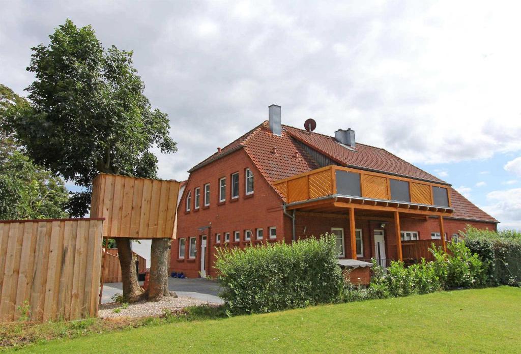 克林克Ferienwohnungen Klink SEE 9120的一座带木栅栏的大型红砖房子