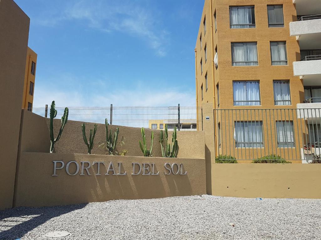阿里卡Departamento Portal del Sol Arica的大楼前的酒店标志