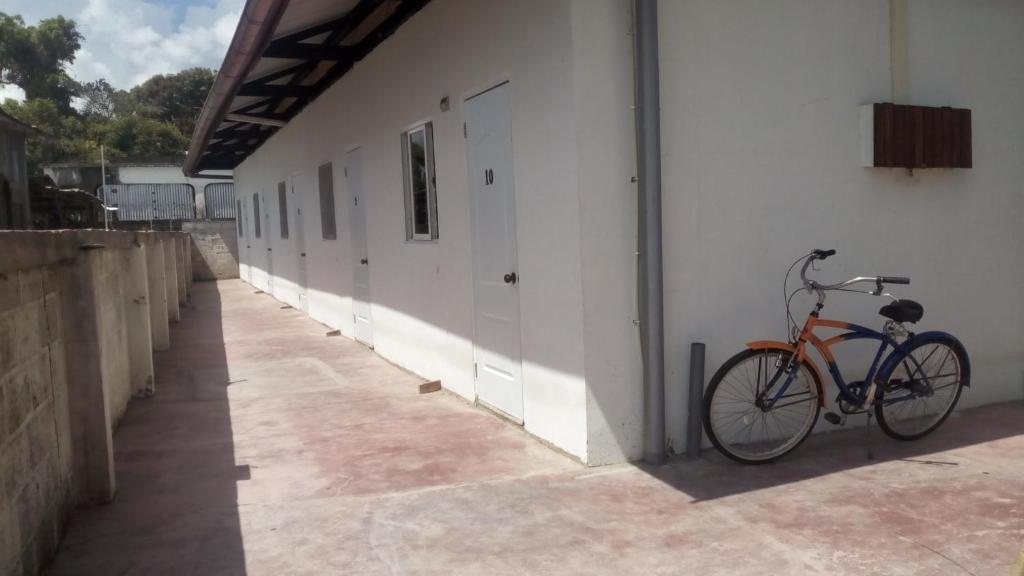 帕拉马里博Hofste appartementen的停在有墙的建筑旁边的自行车