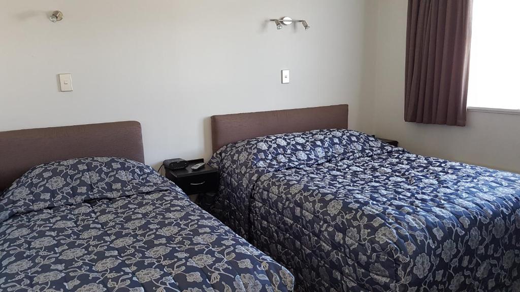 泰哈皮科奇蔓汽车旅馆的卧室内两张并排的床