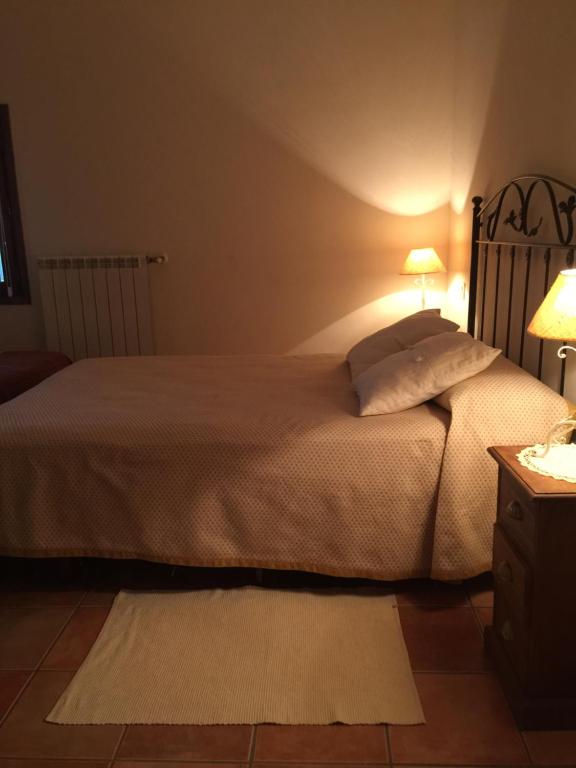 AbayLos Abetos的一间卧室配有一张大床,上面有两盏灯
