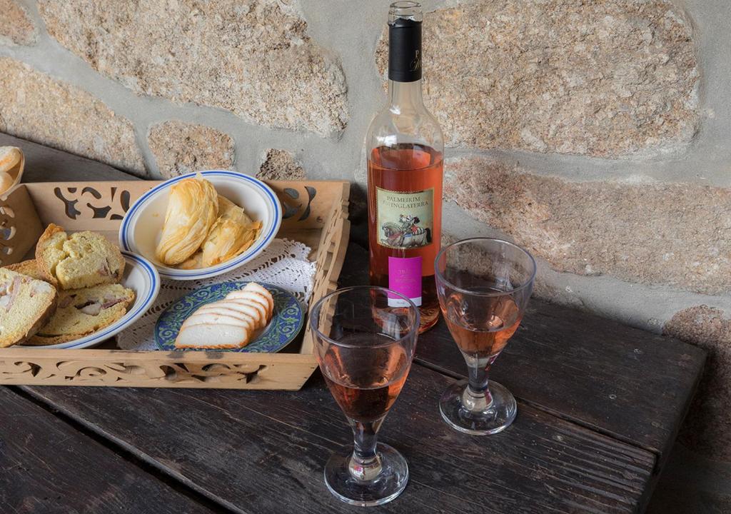 维达古Casas de Selhariz的木桌旁的一瓶葡萄酒和两杯酒