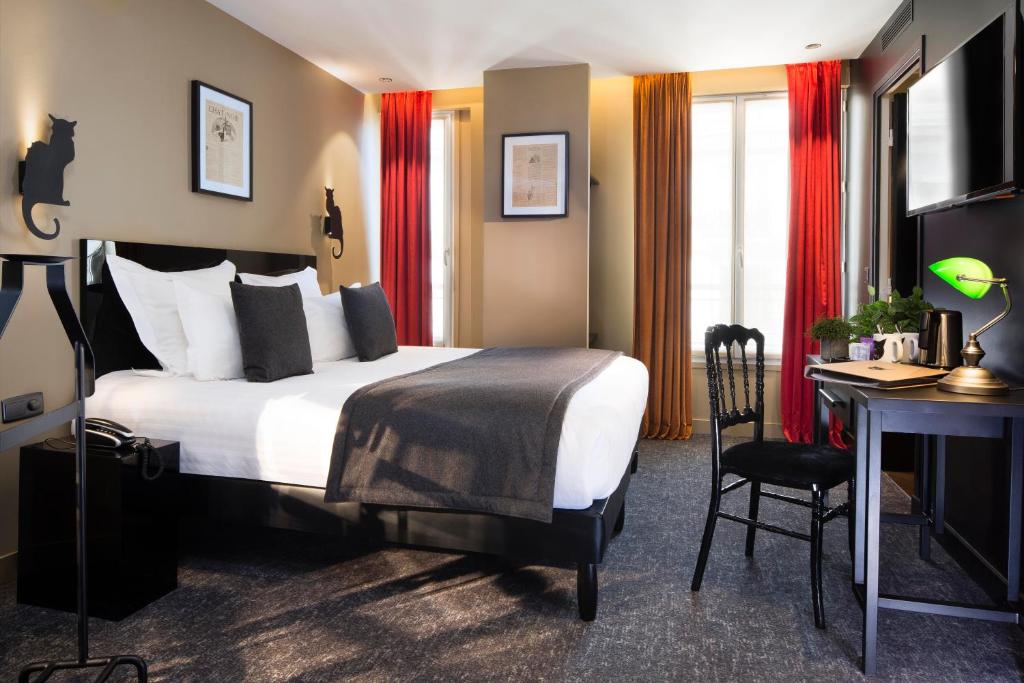 巴黎黑猫酒店的酒店客房配有一张床、一张书桌和一台电脑
