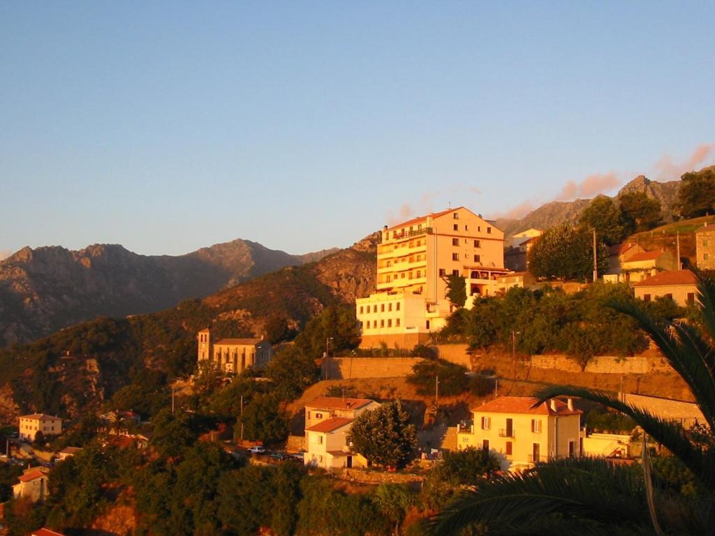 Cuttoli-Corticchiato索勒蒙餐厅酒店的山丘上的小镇,以山丘为背景