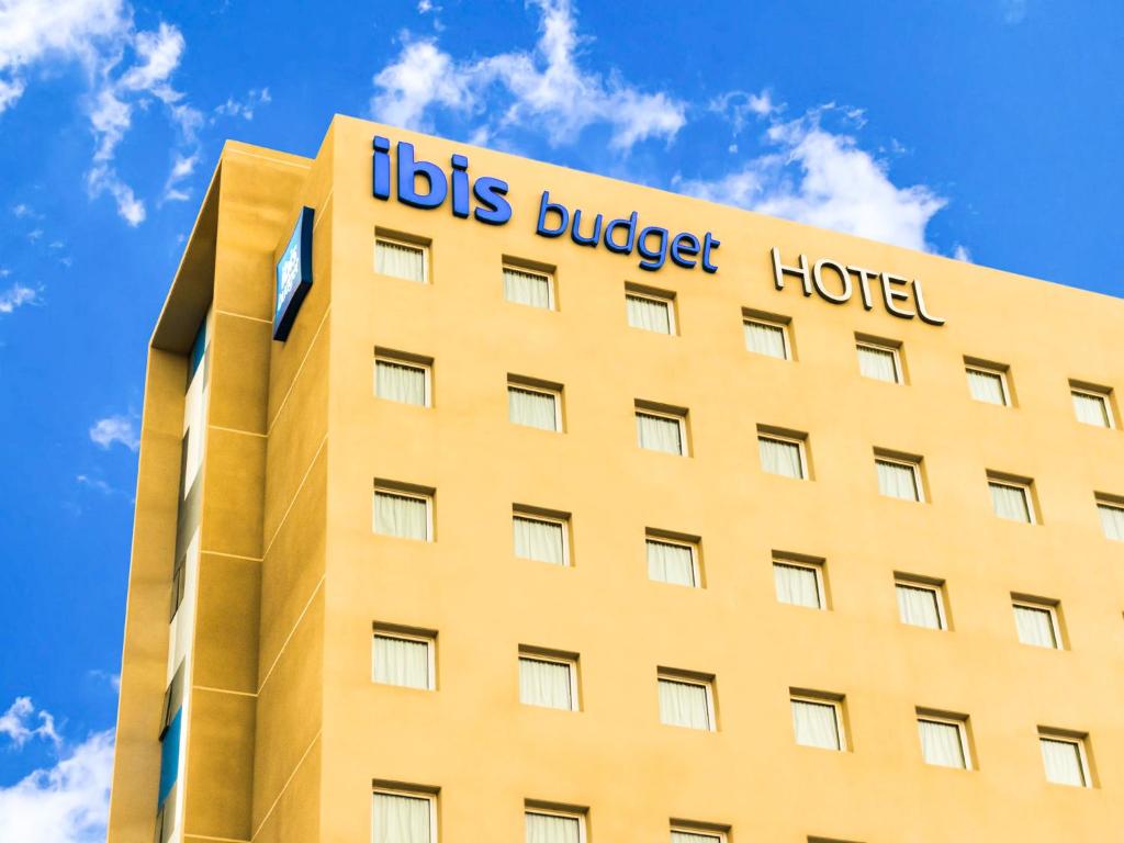 科皮亚波ibis budget Copiapo的黄色建筑,字眼写得好,经济型酒店