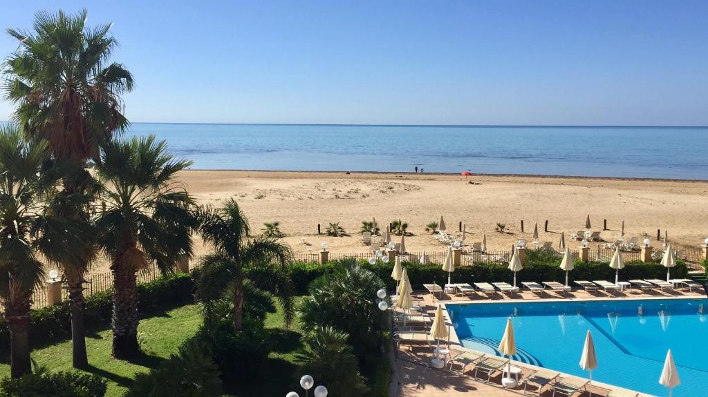 恩佩多克莱港罗马纳别墅酒店的享有海滩美景。