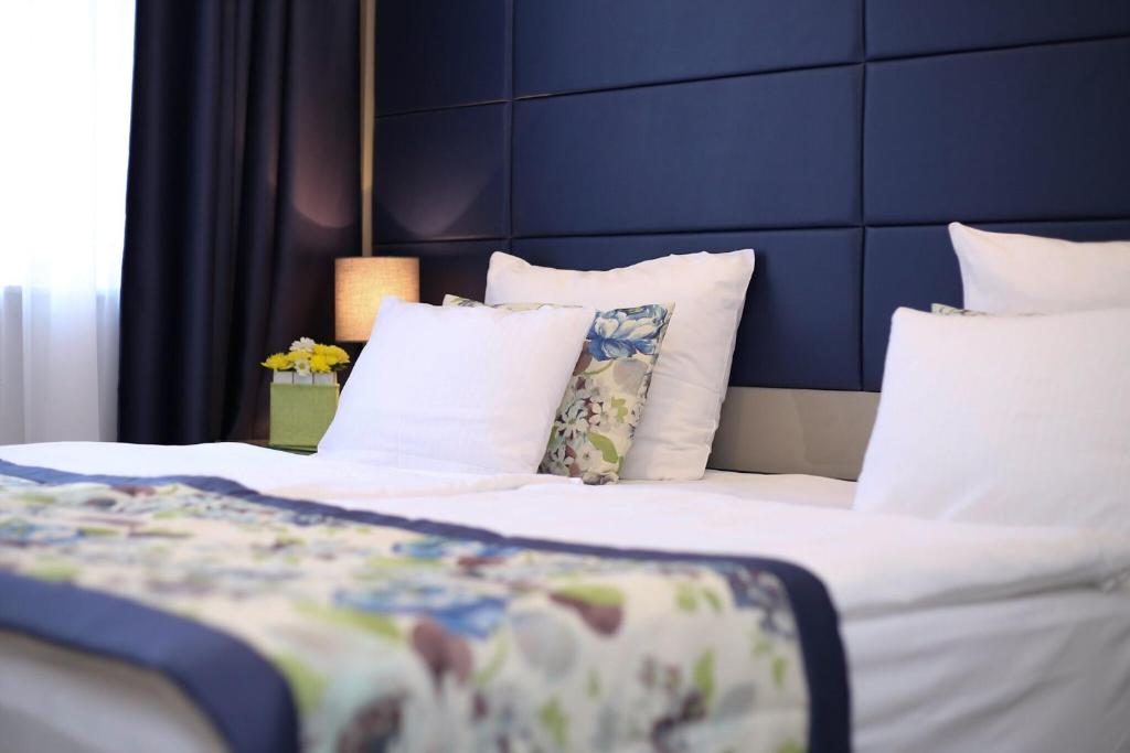 萨拉热窝旧城酒店的一间卧室配有带白色床单和枕头的床。