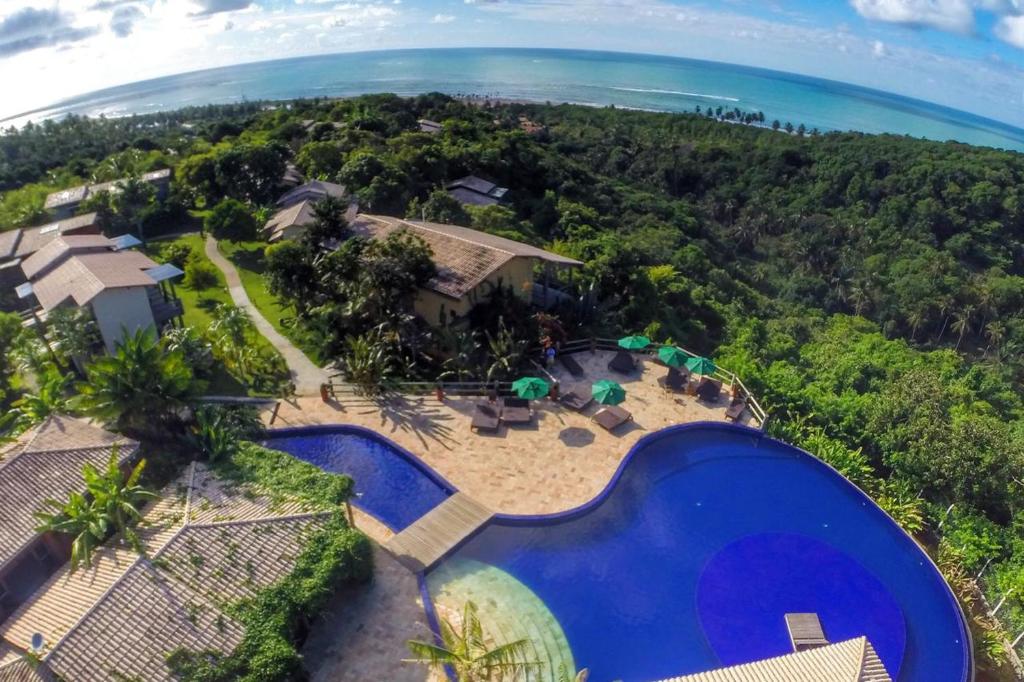 马塞约Villas do Pratagy Acerola的享有带游泳池和大海的房屋的空中景致